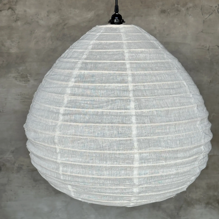 Lanterne Shizuku – Suspension Sculpturale en Lin et Rotin Organique