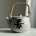 Théière Rituelle "Kyushu" – Grès Minéral et Anse en Rotin Tressé