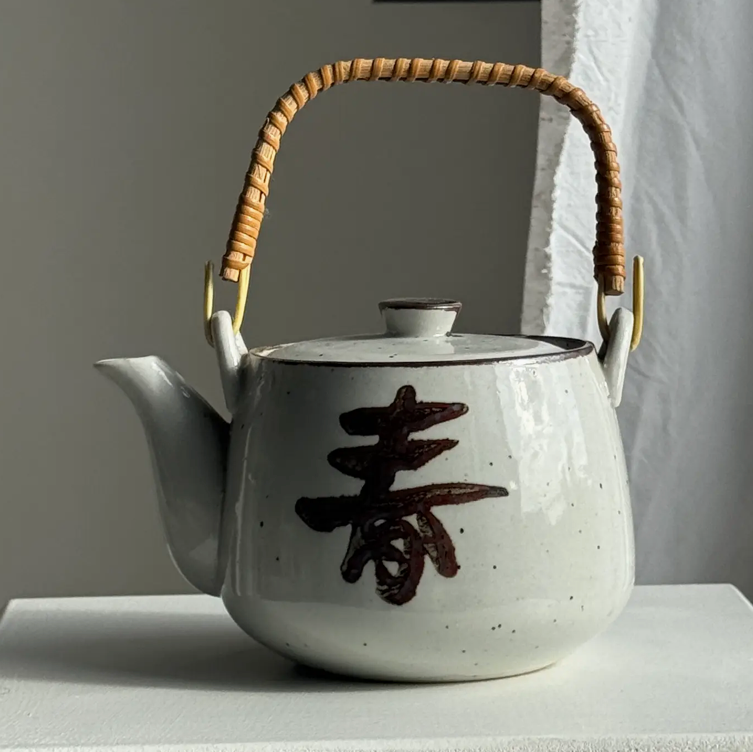 Théière Rituelle "Kyushu" – Grès Minéral et Anse en Rotin Tressé