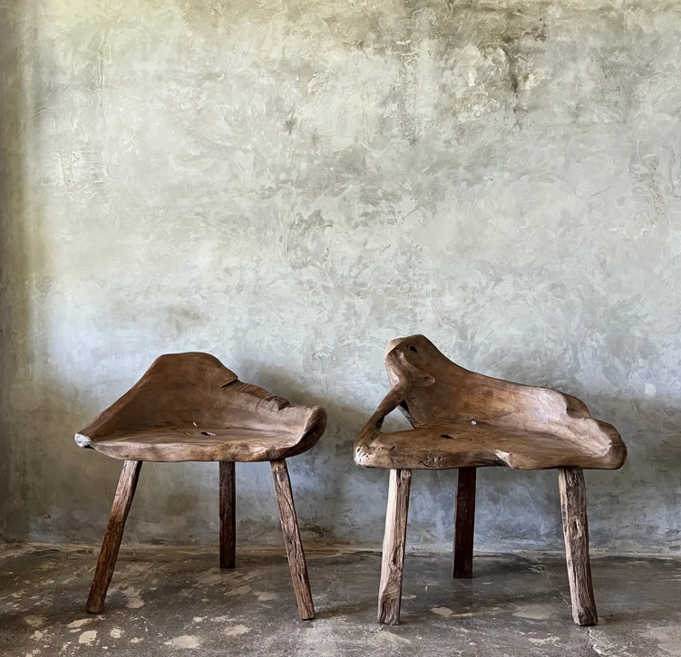 Le Trône de Teck – Sculpture d’Assise Monoxyle & Brutaliste