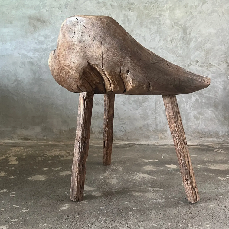 Le Trône de Teck – Sculpture d’Assise Monoxyle & Brutaliste