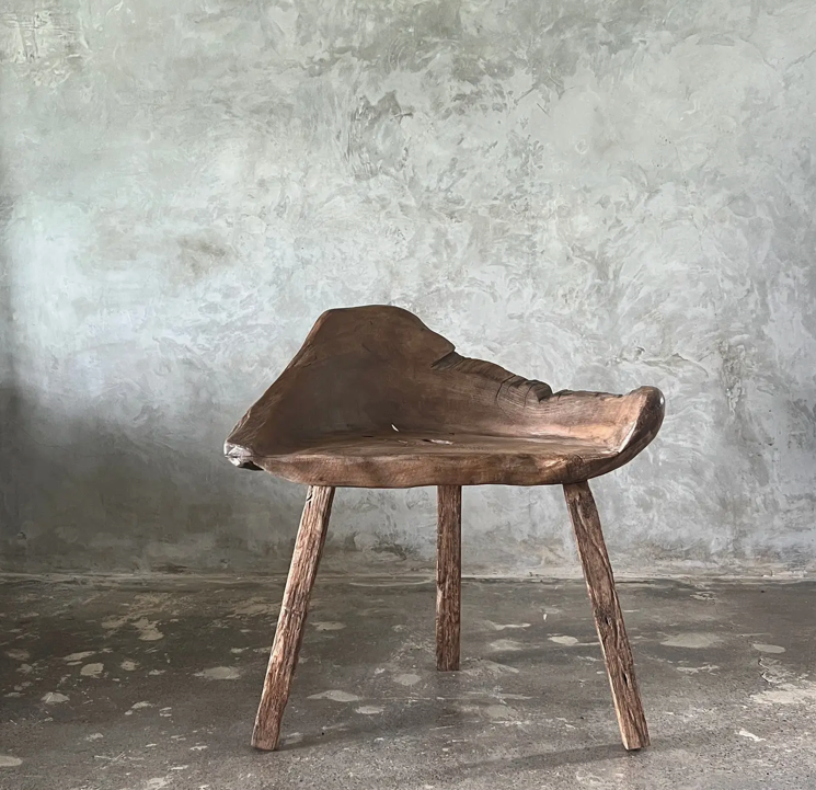 Le Trône de Teck – Sculpture d’Assise Monoxyle & Brutaliste