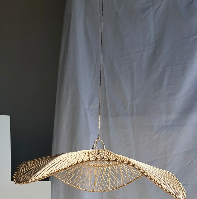L’Ondine 75 – Grande Suspension Sculpturale en Rotin Tressé