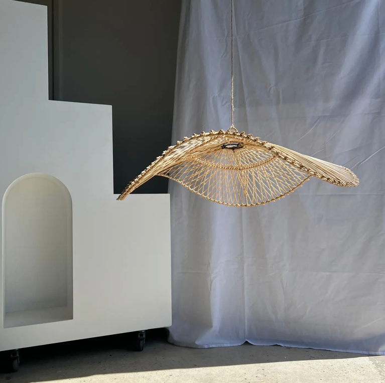 L’Ondine 75 – Grande Suspension Sculpturale en Rotin Tressé