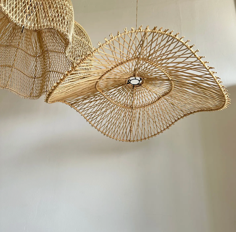 L’Ondine 75 – Grande Suspension Sculpturale en Rotin Tressé