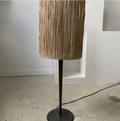 La Colonne Minérale – Lampe de Haute Stature en Métal et Fibres Organiques
