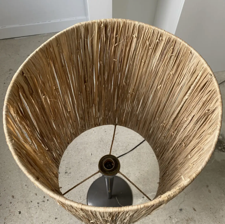 La Colonne Minérale – Lampe de Haute Stature en Métal et Fibres Organiques