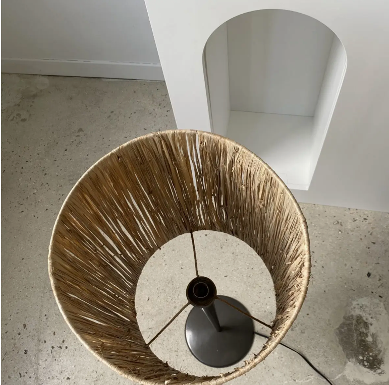 La Colonne Minérale – Lampe de Haute Stature en Métal et Fibres Organiques