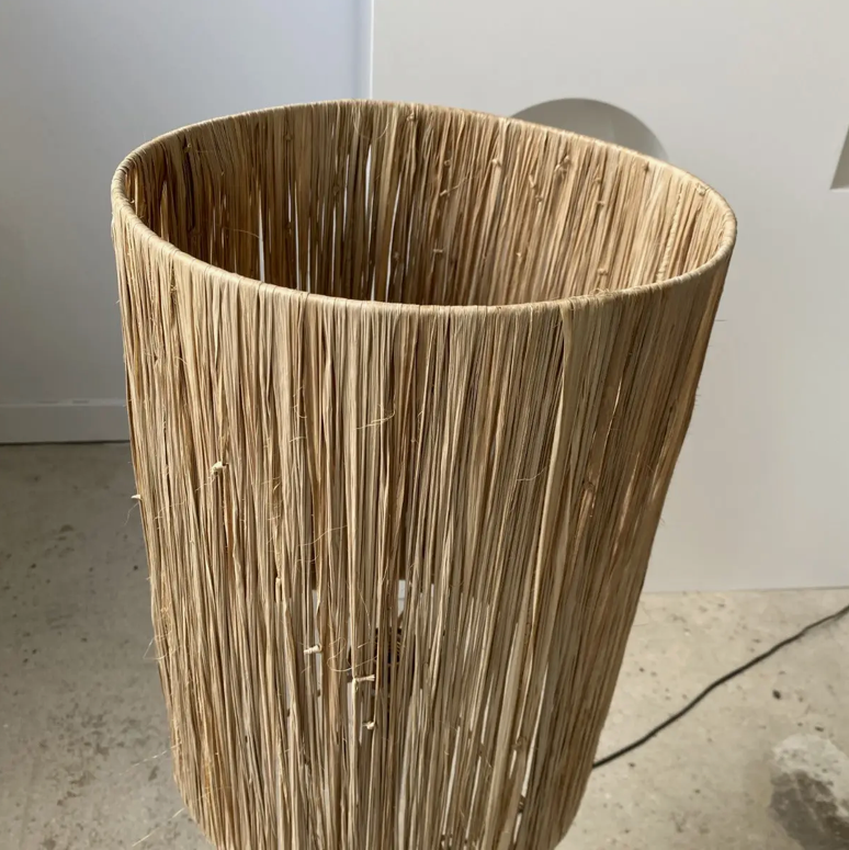 La Colonne Minérale – Lampe de Haute Stature en Métal et Fibres Organiques