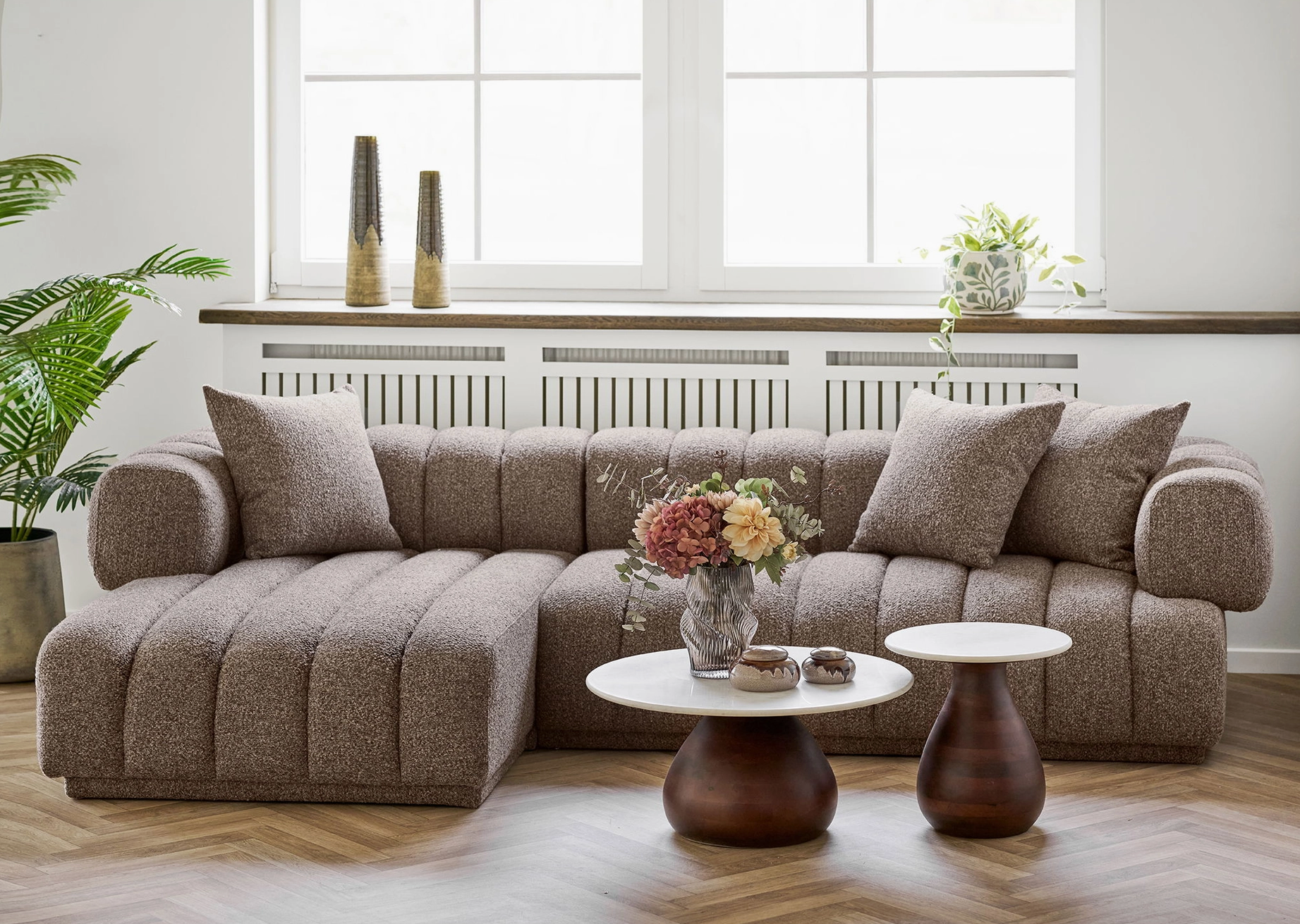 L’Aurora – Canapé Lounge Méridienne en Velours Terre d'Ombre (293 cm)