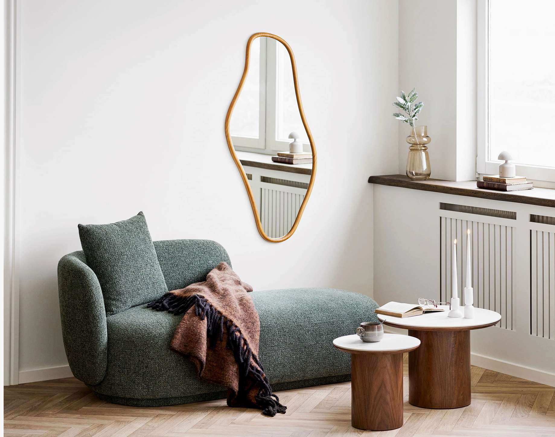 Le Mykonos – Daybed Sculptural & Coussin Cylindrique Vert Sauge
