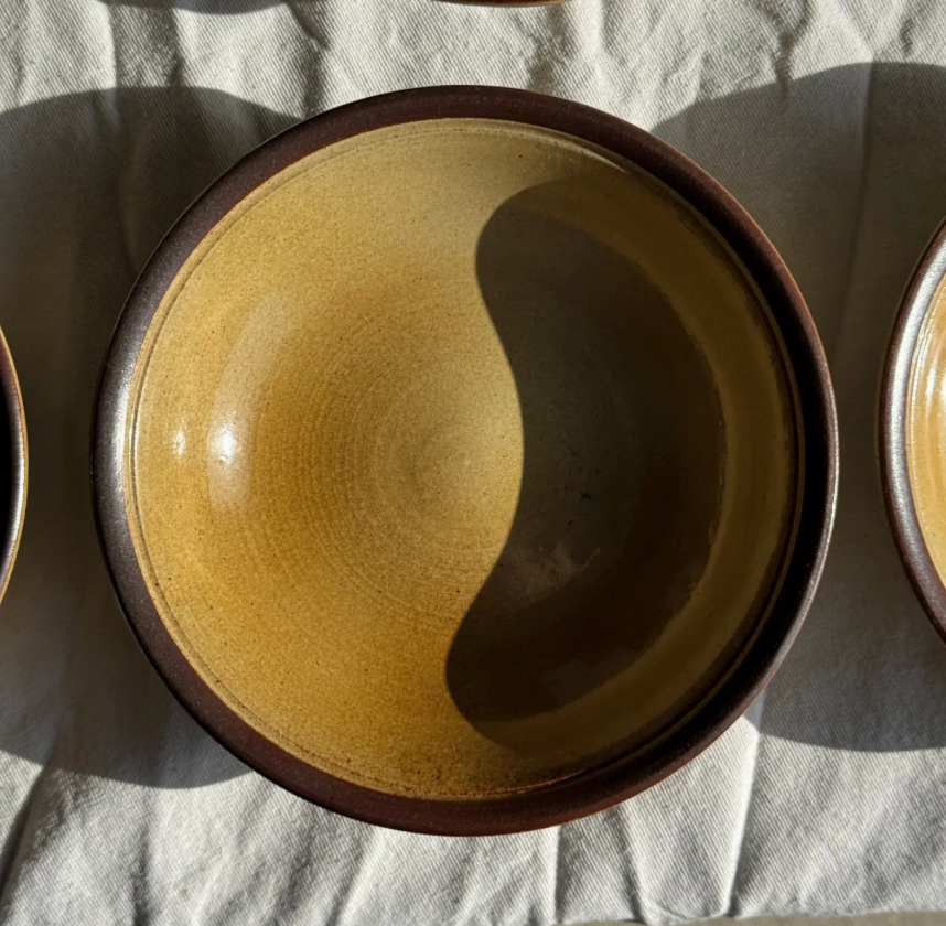 L'Ensemble Saint-Simon — Service de 8 Assiettes Creuses en Grès Brutaliste (D19,5 cm)
