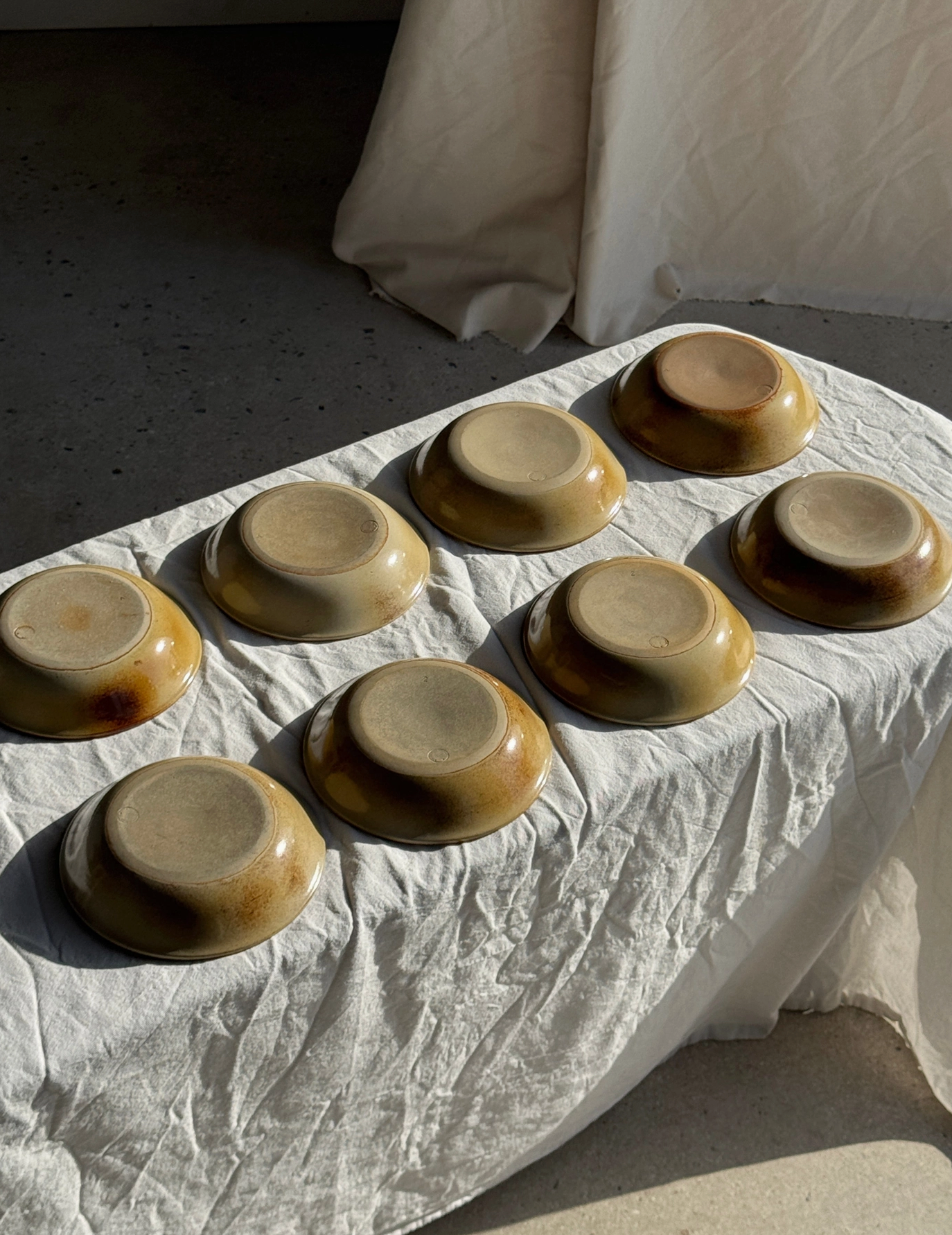 L'Ensemble Saint-Simon — Service de 8 Assiettes Creuses en Grès Brutaliste (D19,5 cm)